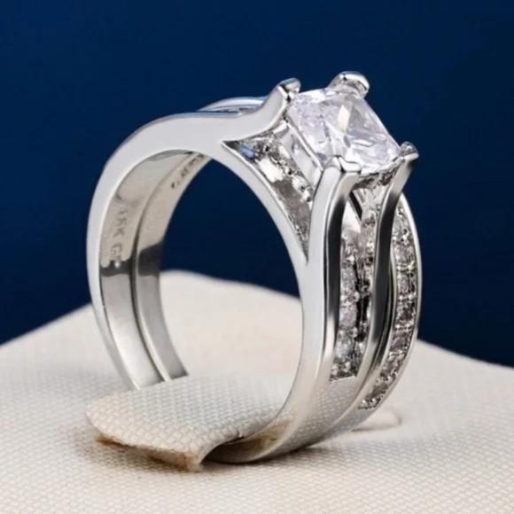 Elegant Silver Diamond Ring Set - Picture 5 of 6